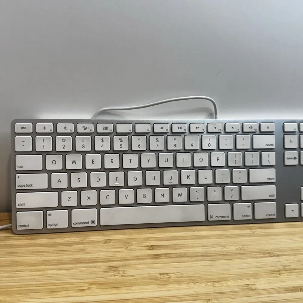 Genuine Apple A1243 Wired Mac USB Keyboard w/ Numeric Keypad White TESTED
